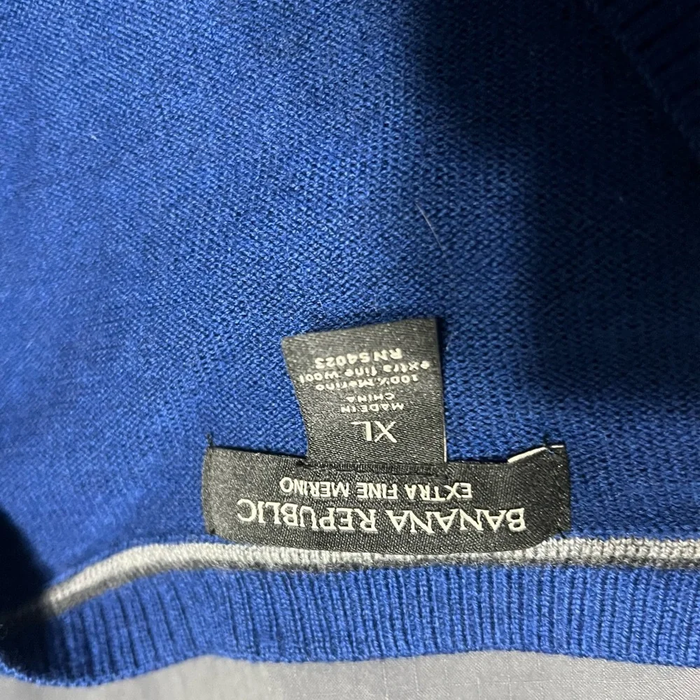 Banana Republic Men's V-Neck Sweater - Royal Blue